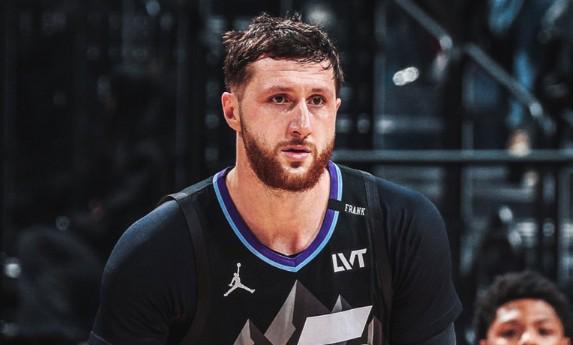 努尔基奇砍16分18板10助，与卡尔-马龙和基里连科齐名爵士队史